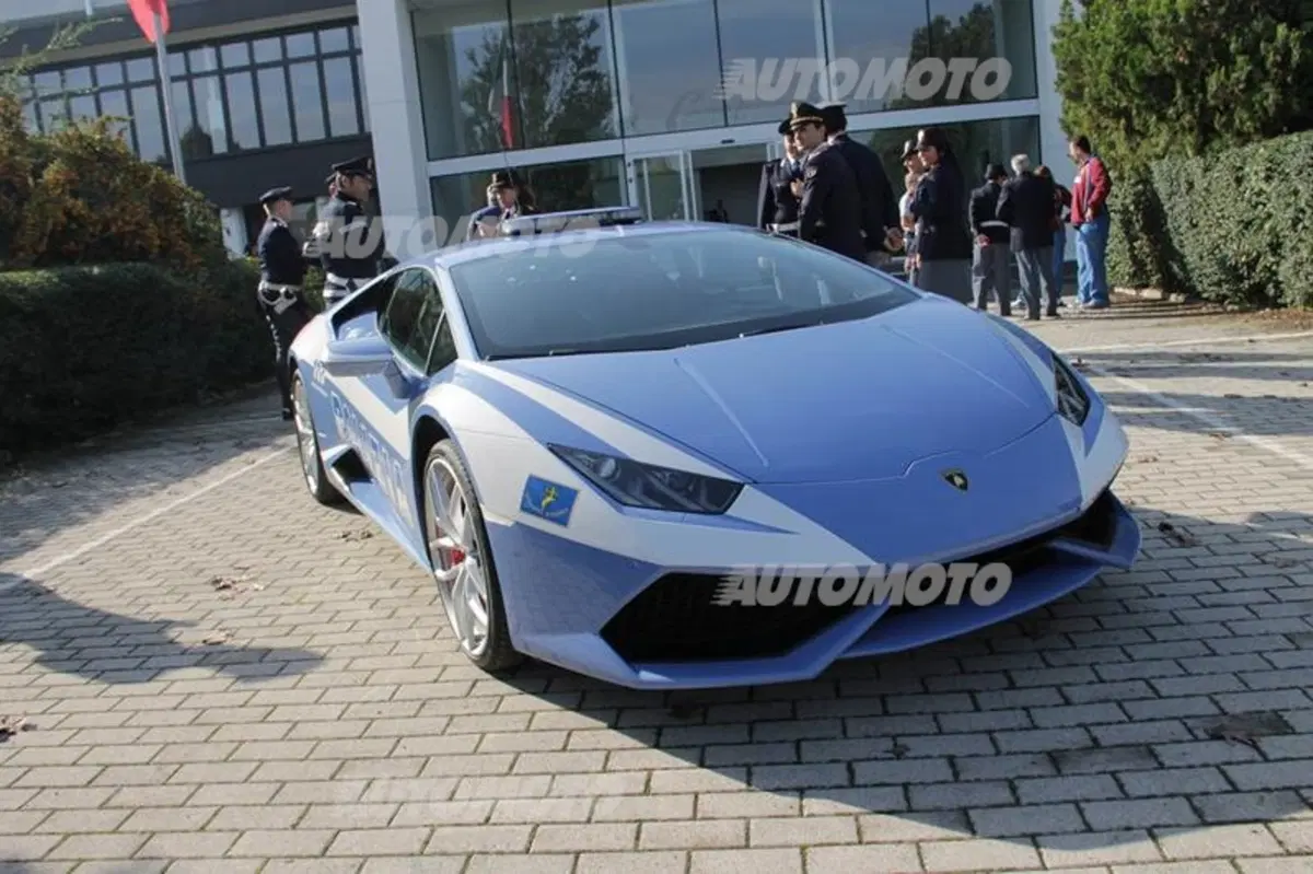 Lamborghini apre le porte agli atleti della Polizia di Stato (4)