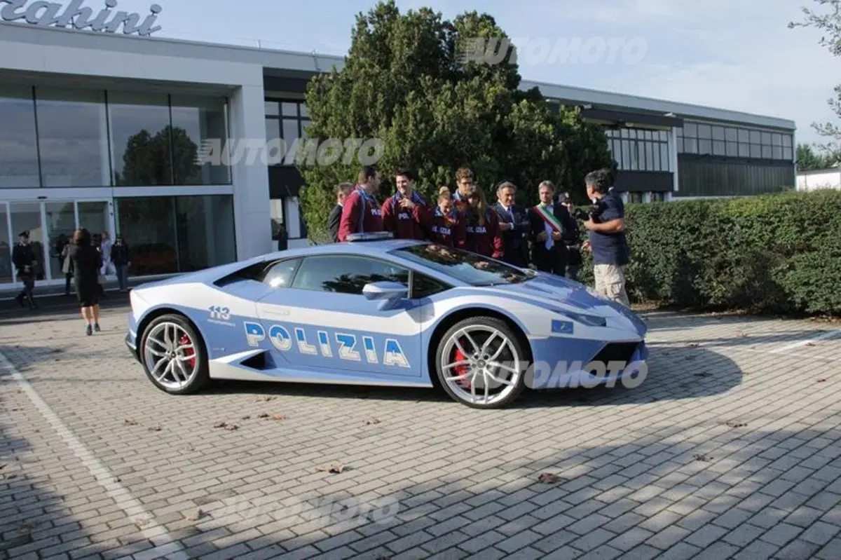 Lamborghini apre le porte agli atleti della Polizia di Stato (5)