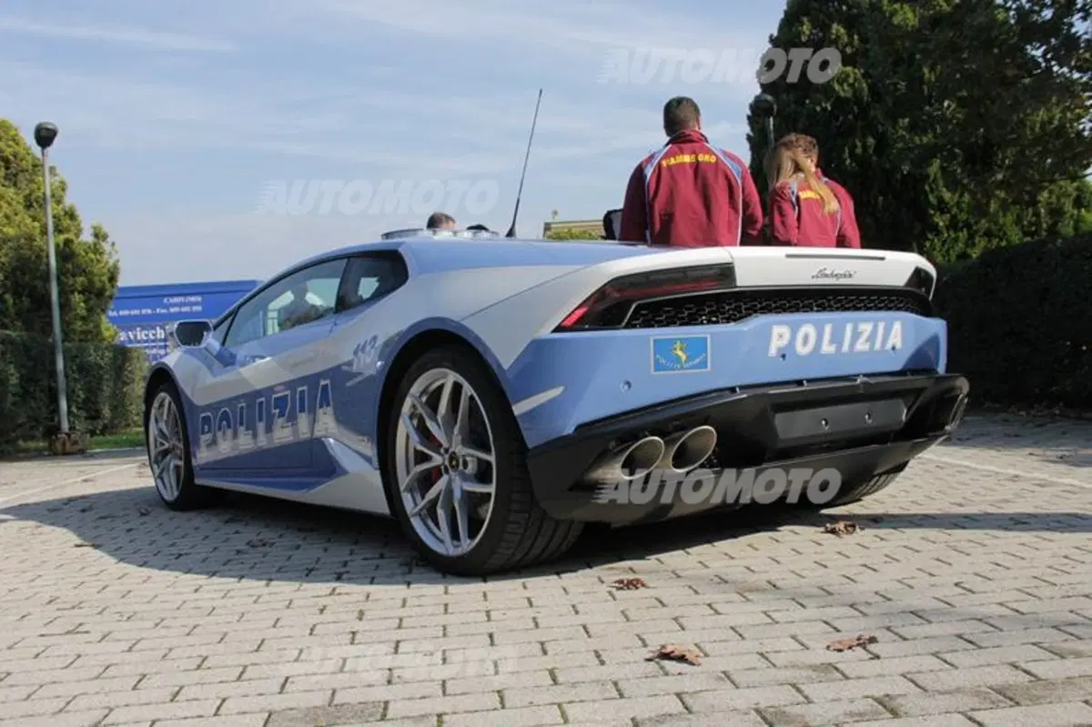 Lamborghini apre le porte agli atleti della Polizia di Stato (6)