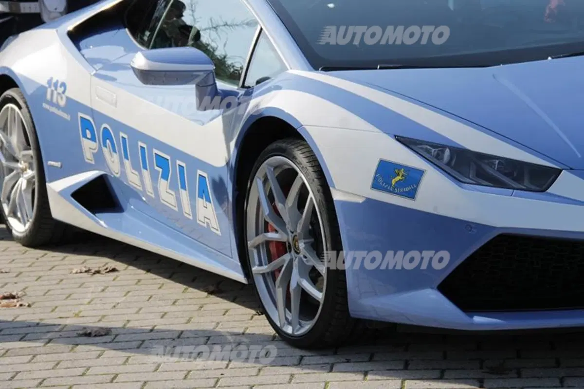 Lamborghini apre le porte agli atleti della Polizia di Stato (7)