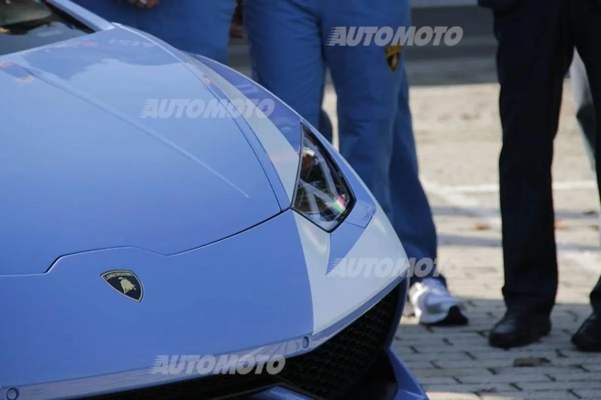 Lamborghini apre le porte agli atleti della Polizia di Stato (8)