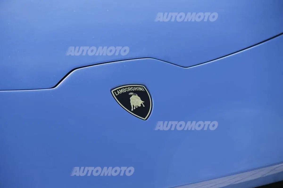 Lamborghini apre le porte agli atleti della Polizia di Stato (10)