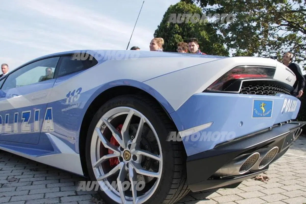 Lamborghini apre le porte agli atleti della Polizia di Stato (14)