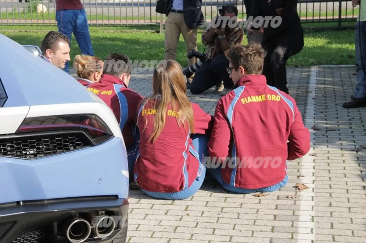 Lamborghini apre le porte agli atleti della Polizia di Stato (19)
