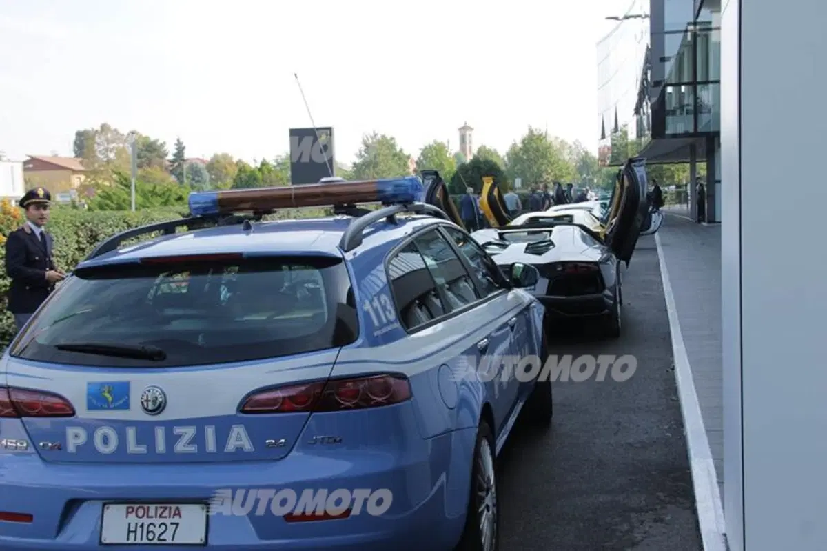 Lamborghini apre le porte agli atleti della Polizia di Stato (21)