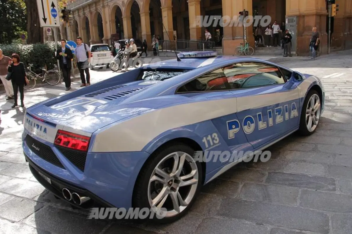 Lamborghini apre le porte agli atleti della Polizia di Stato (24)
