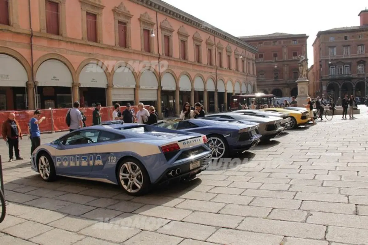 Lamborghini apre le porte agli atleti della Polizia di Stato (25)