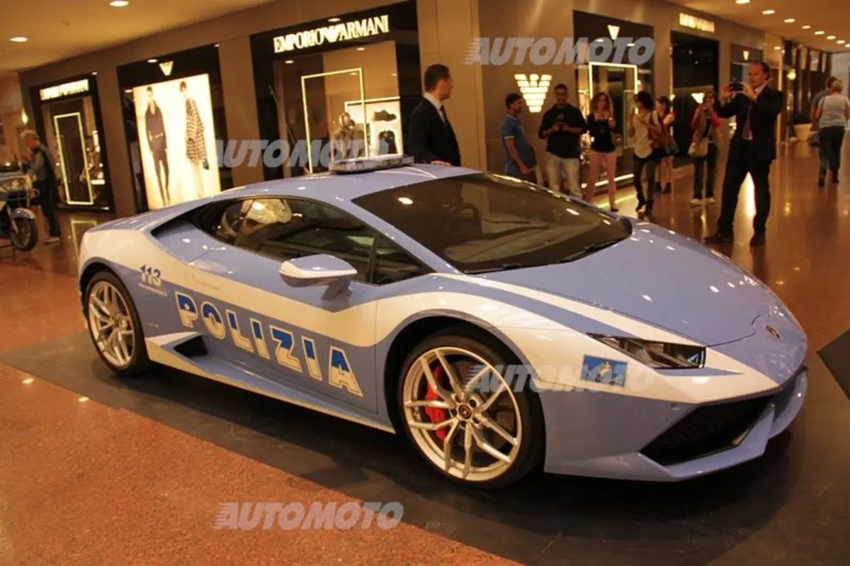 Lamborghini apre le porte agli atleti della Polizia di Stato (28)