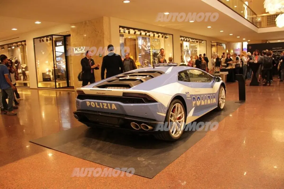 Lamborghini apre le porte agli atleti della Polizia di Stato (29)