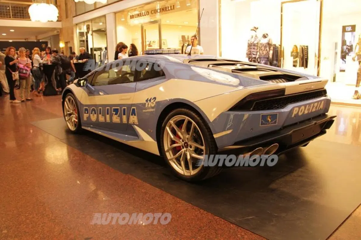 Lamborghini apre le porte agli atleti della Polizia di Stato (30)