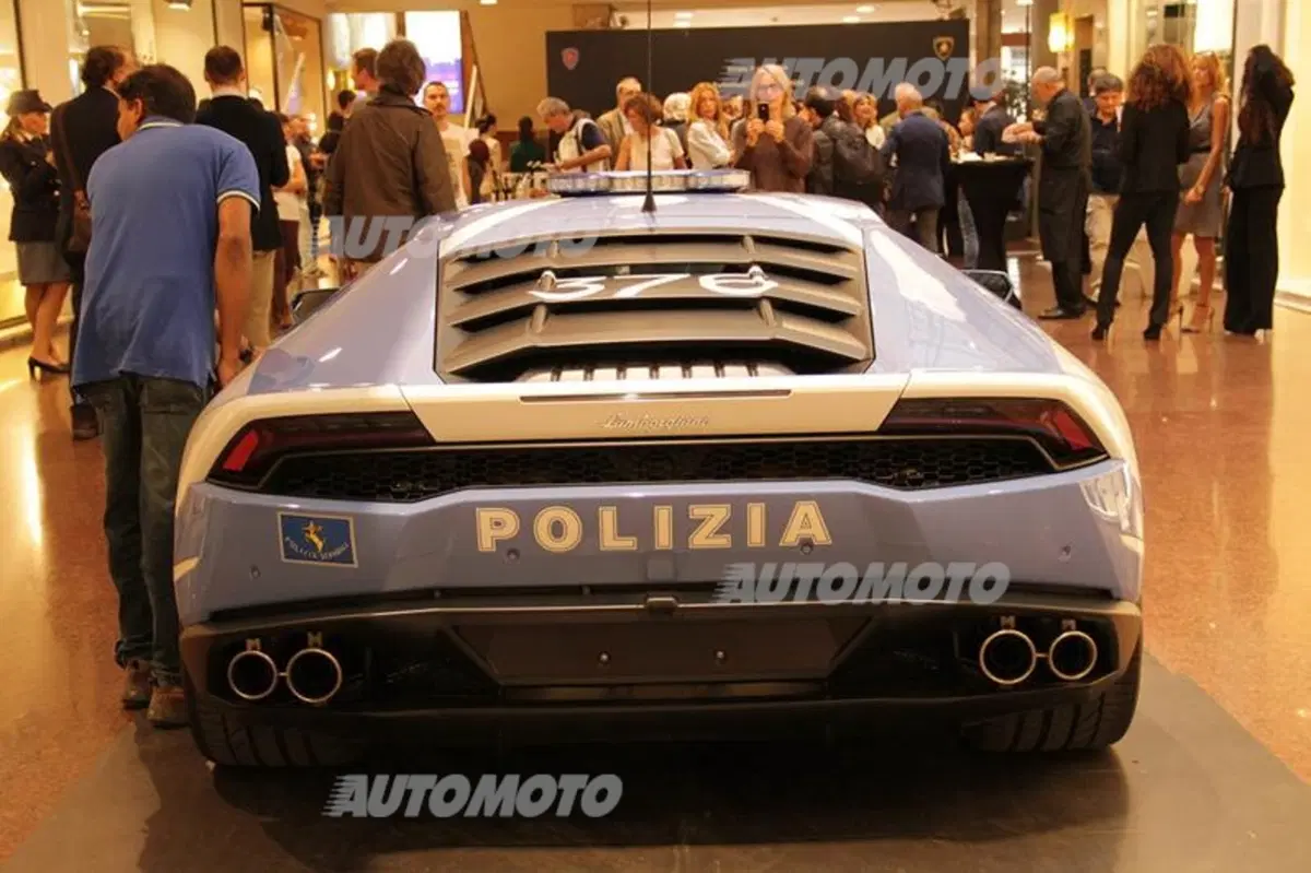 Lamborghini apre le porte agli atleti della Polizia di Stato (31)