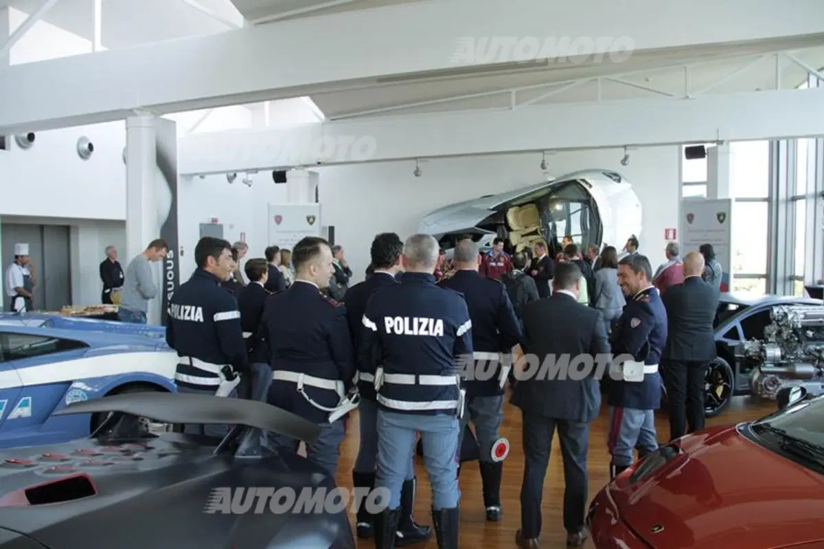Lamborghini apre le porte agli atleti della Polizia di Stato (61)