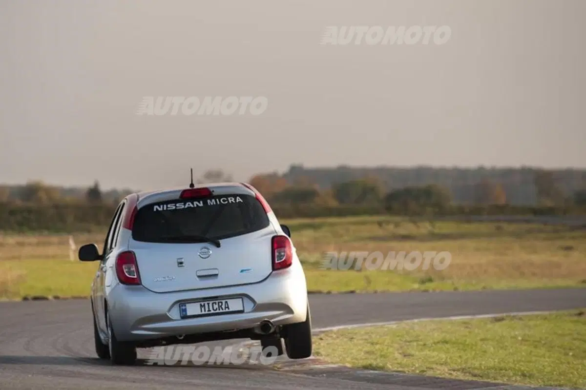 Nissan Micra Cup: l'auto da corsa più economica del mondo (11)