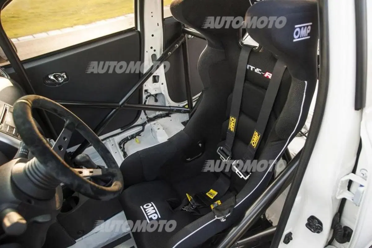 Nissan Micra Cup: l'auto da corsa più economica del mondo (14)