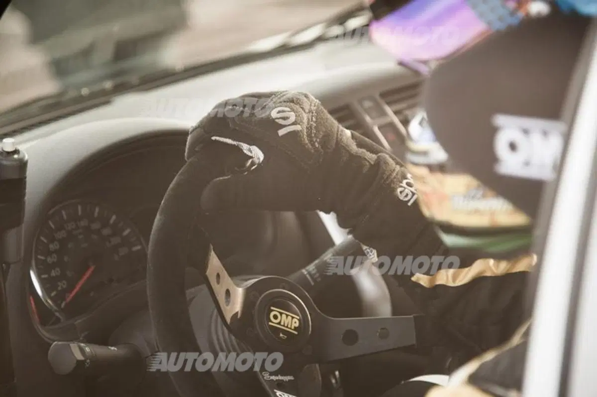 Nissan Micra Cup: l'auto da corsa più economica del mondo (15)