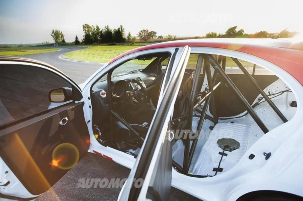Nissan Micra Cup: l'auto da corsa più economica del mondo (18)