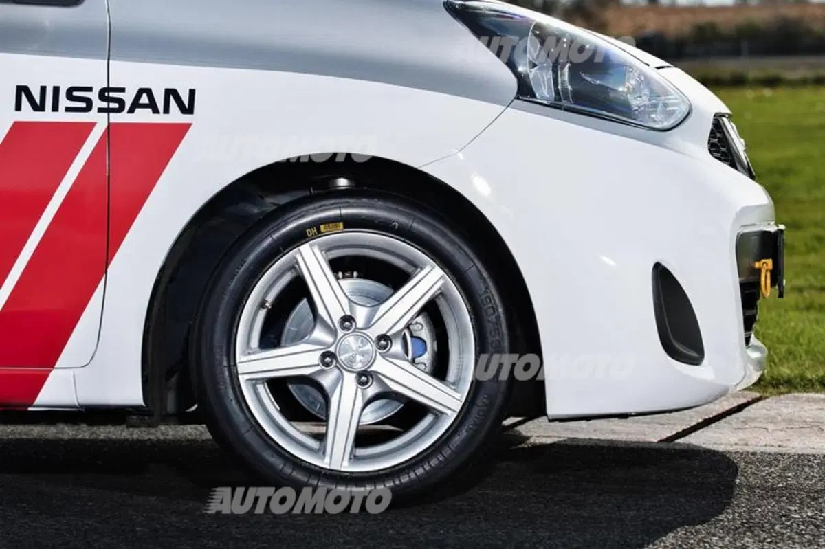 Nissan Micra Cup: l'auto da corsa più economica del mondo (23)
