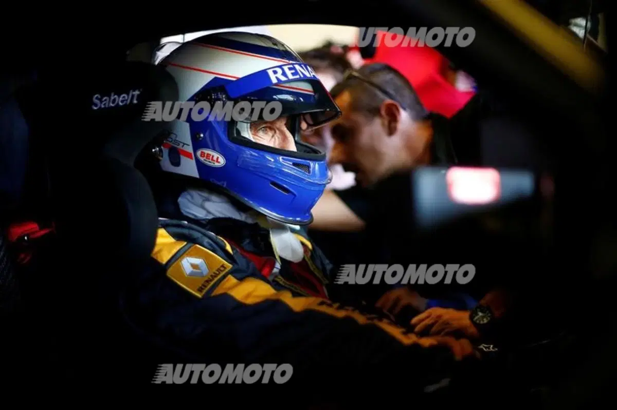Renault R.S. 01: Prost compie i primi giri in pubblico (2)