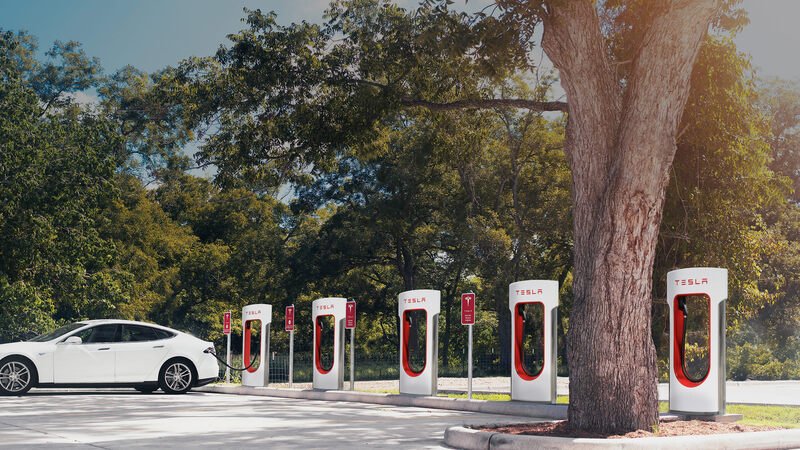 Tesla Supercharger diventa a pagamento: ecco quanto