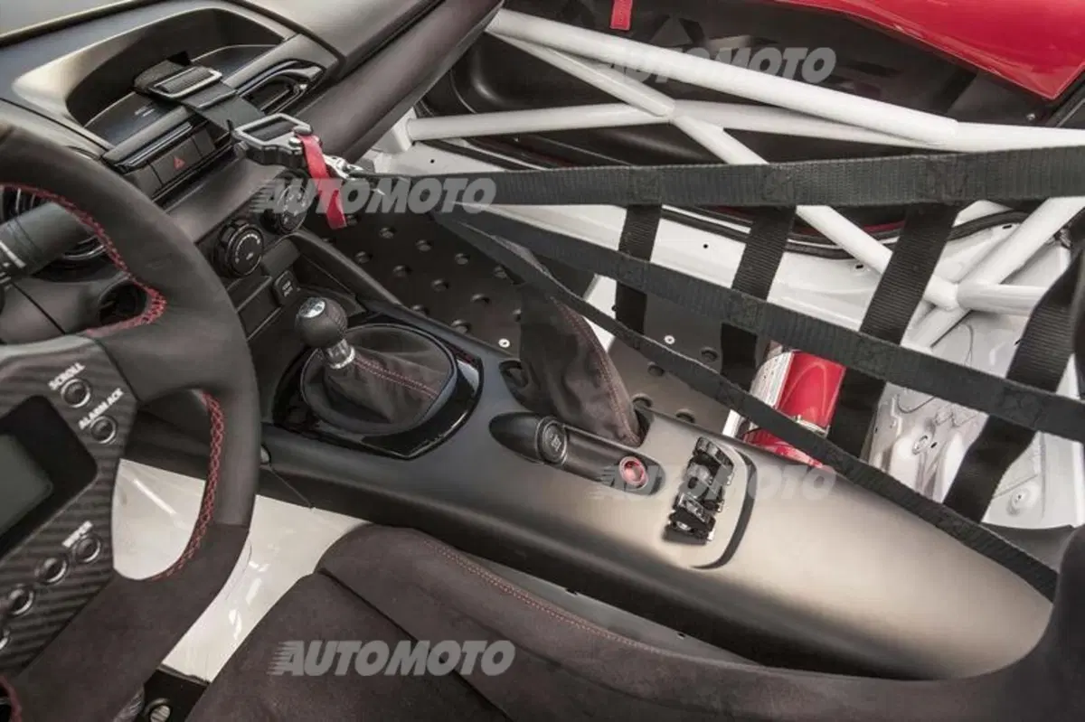 Nuova Mazda MX-5: la versione da corsa fa sul serio. Anche in Europa (18)