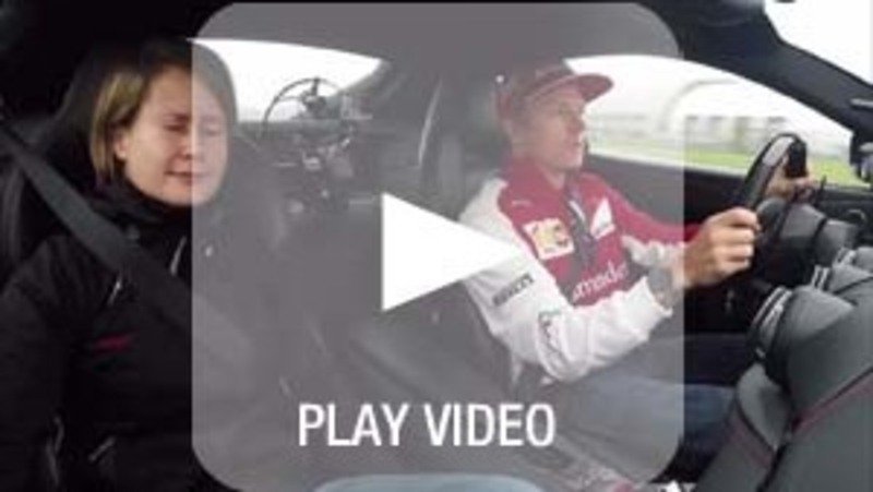 Raikkonen terrorizza i giornalisti sulla Ferrari F12berlinetta