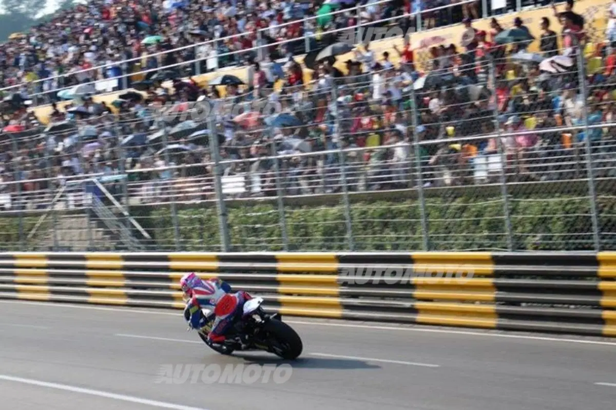Dalle auto alle moto: il folle weekend di corsa a Macao (32)