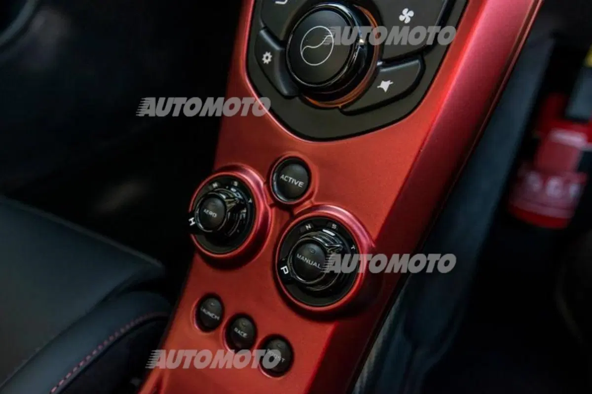 McLaren P1: un esemplare con dettagli in oro per un cliente misterioso