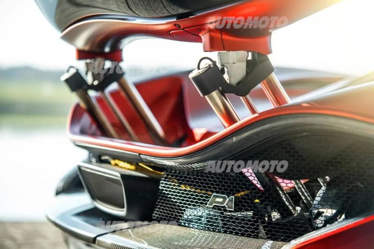 McLaren P1: un esemplare con dettagli in oro per un cliente misterioso (3)