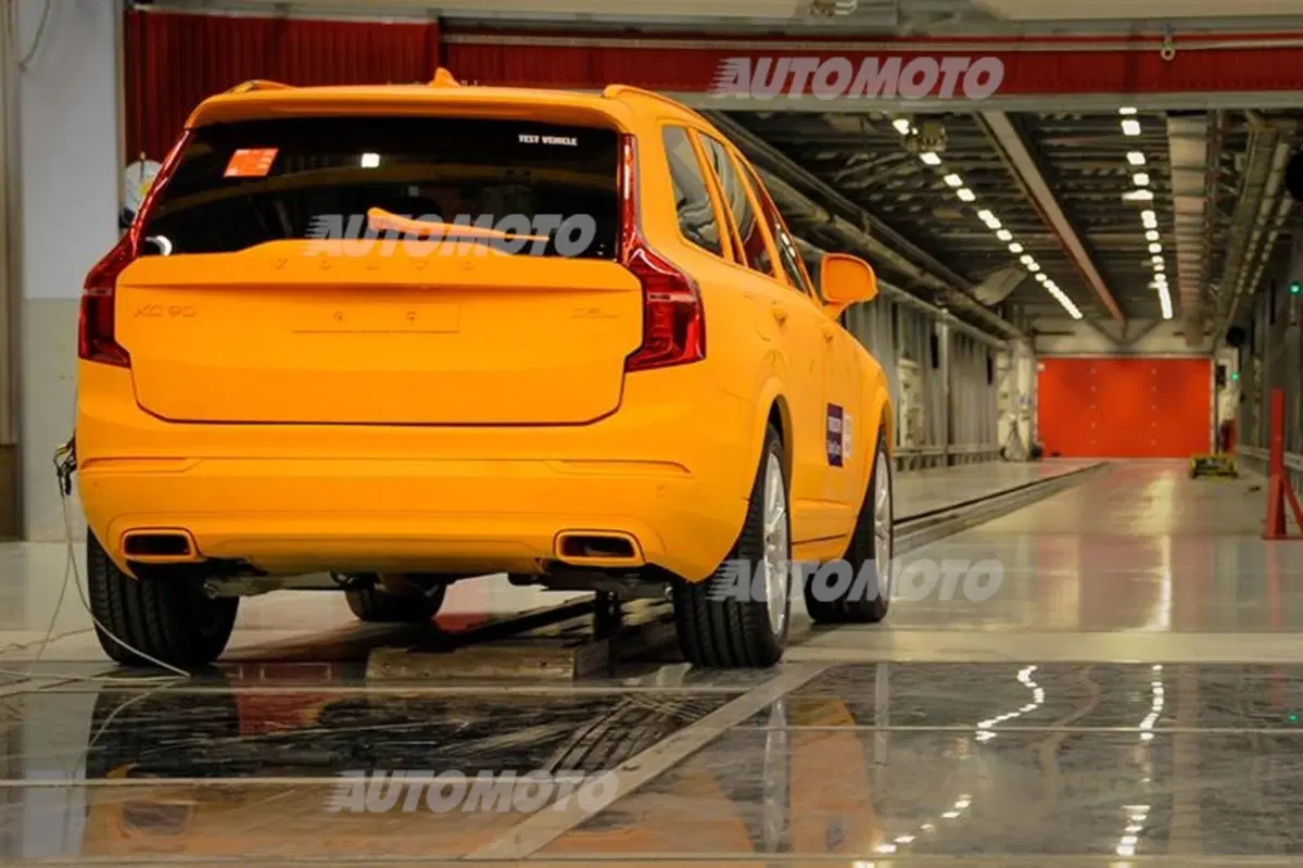 Volvo supera gli attuali crash test e scongiura le lesioni spinali più gravi (2)
