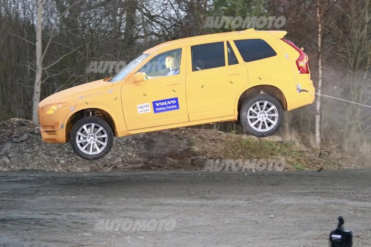 Volvo supera gli attuali crash test e scongiura le lesioni spinali più gravi (7)