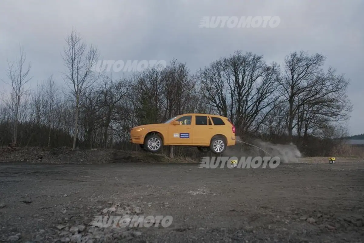 Volvo supera gli attuali crash test e scongiura le lesioni spinali più gravi (8)