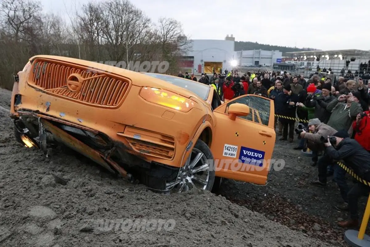 Volvo supera gli attuali crash test e scongiura le lesioni spinali più gravi (9)