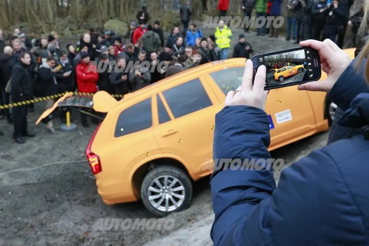 Volvo supera gli attuali crash test e scongiura le lesioni spinali più gravi (12)
