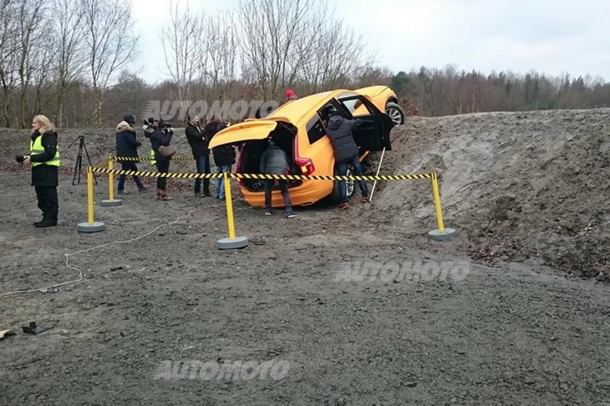 Volvo supera gli attuali crash test e scongiura le lesioni spinali più gravi (15)