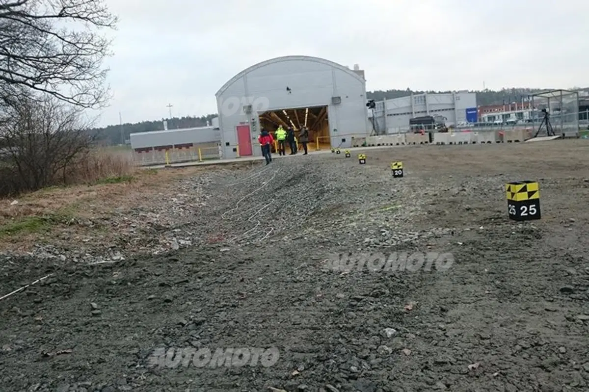 Volvo supera gli attuali crash test e scongiura le lesioni spinali più gravi (16)