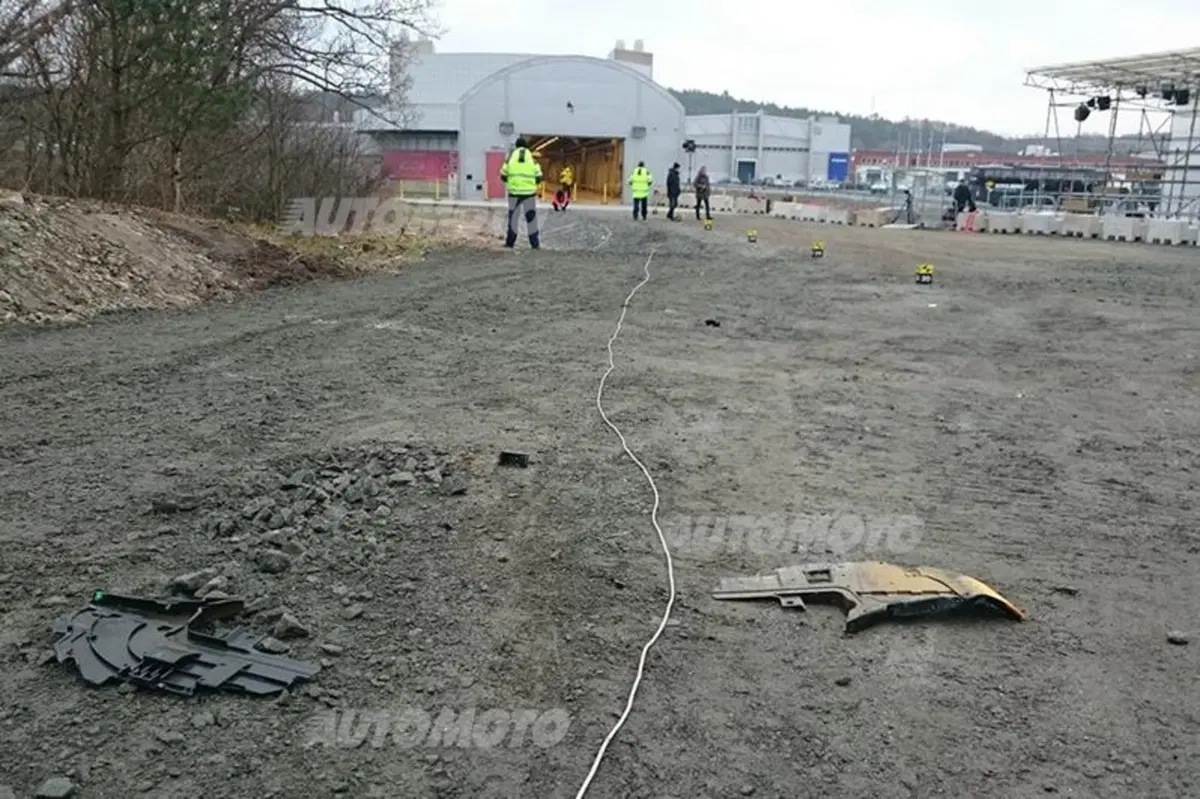Volvo supera gli attuali crash test e scongiura le lesioni spinali più gravi (17)