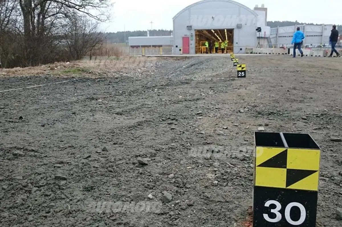 Volvo supera gli attuali crash test e scongiura le lesioni spinali più gravi (18)