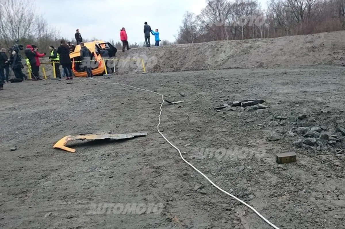 Volvo supera gli attuali crash test e scongiura le lesioni spinali più gravi (19)