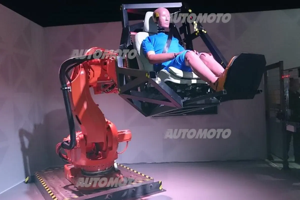 Volvo supera gli attuali crash test e scongiura le lesioni spinali più gravi (23)