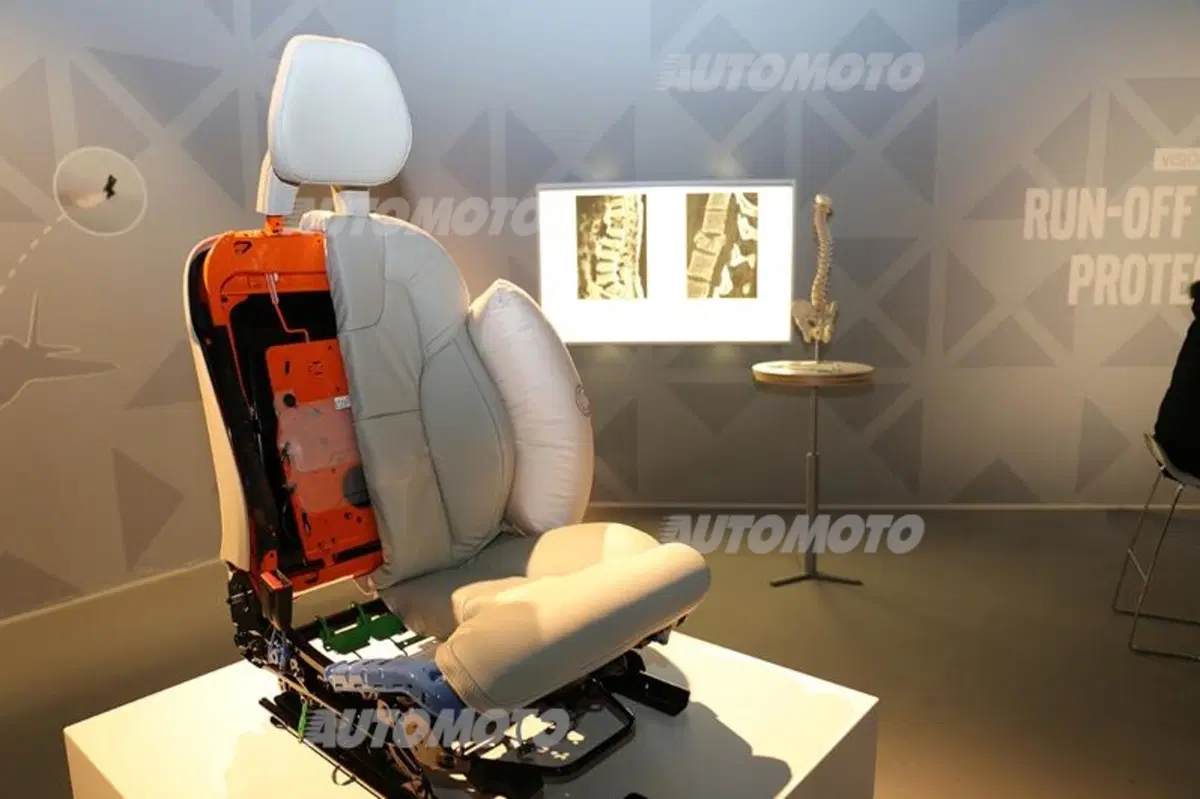 Volvo supera gli attuali crash test e scongiura le lesioni spinali più gravi (24)