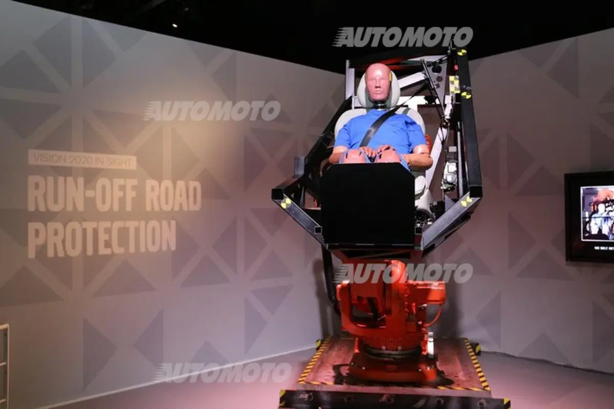 Volvo supera gli attuali crash test e scongiura le lesioni spinali più gravi (26)