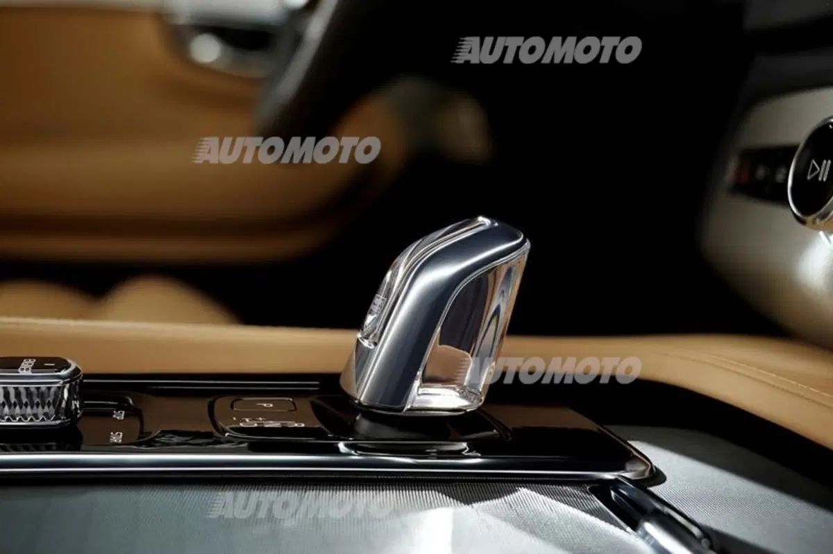 Volvo XC90 T8: i prezzi della SUV plug-in hybrid da 400 CV (10)