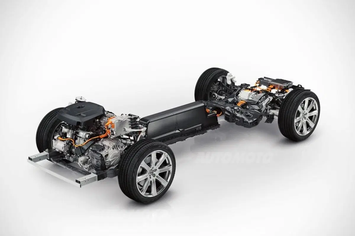 Volvo XC90 T8: i prezzi della SUV plug-in hybrid da 400 CV (14)