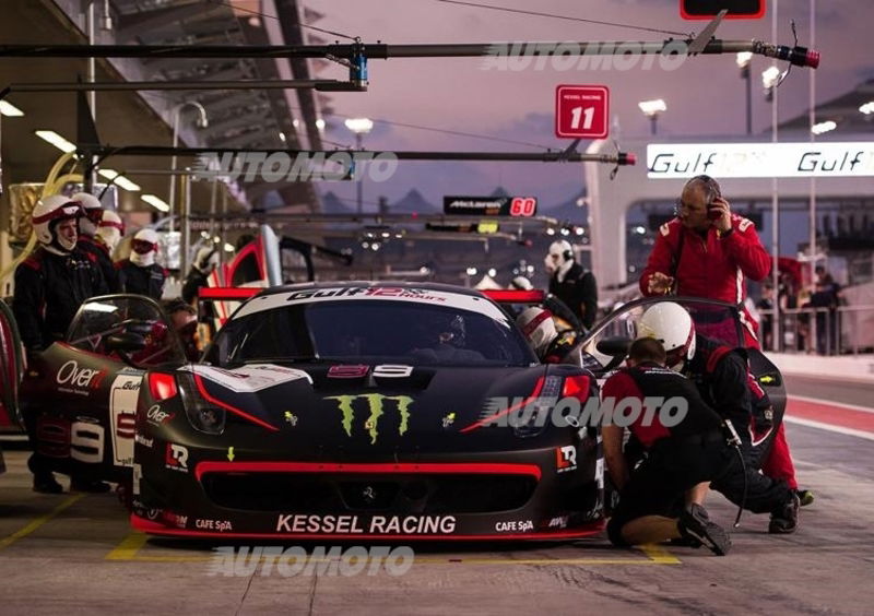 Lorenzo vince la 12 Ore del Golfo su Ferrari: campione anche sulle quattro ruote