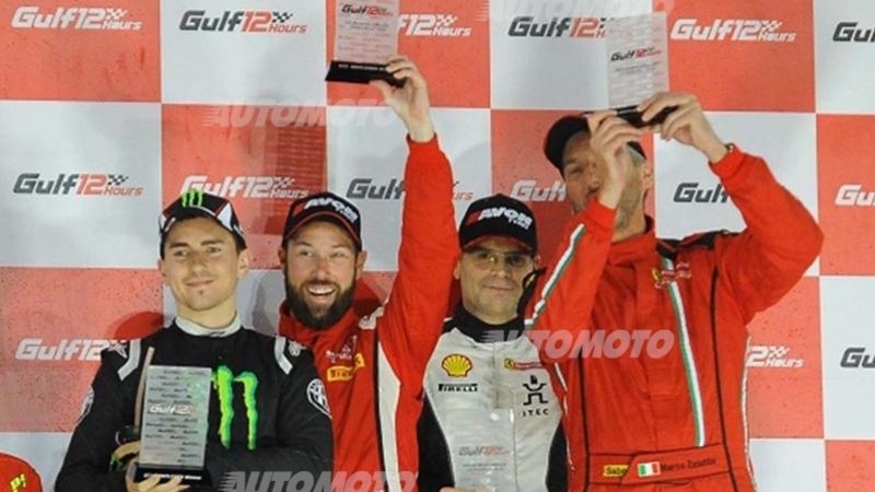 Lorenzo vince la 12 Ore del Golfo su Ferrari: campione anche sulle quattro ruote
