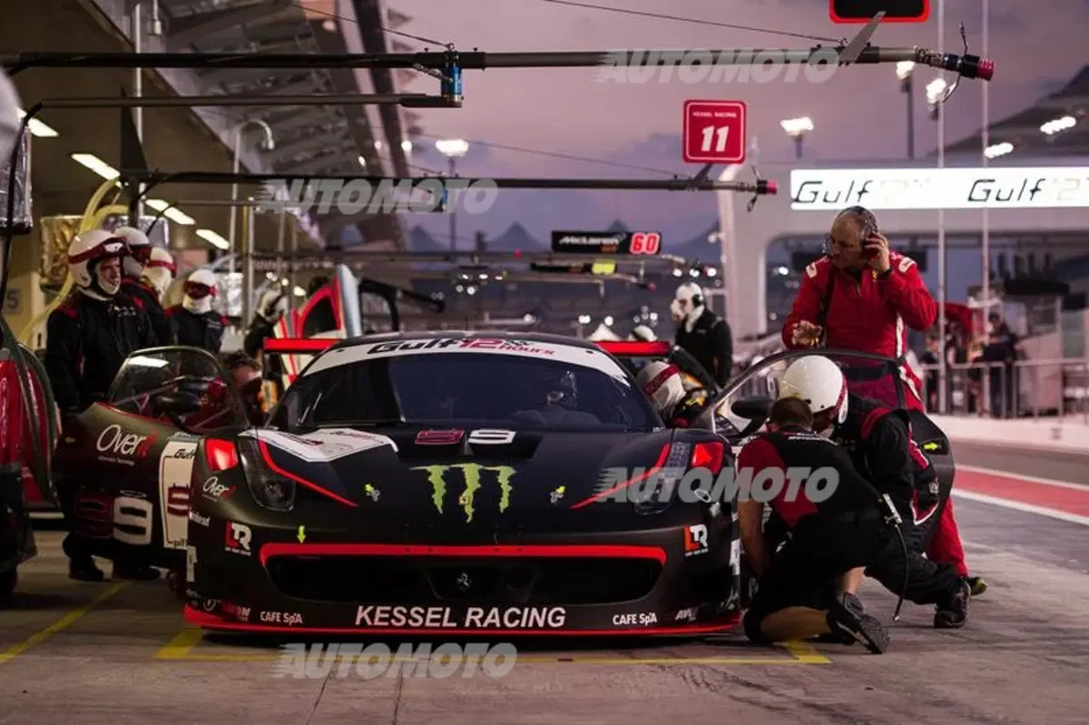 Lorenzo vince la 12 Ore del Golfo su Ferrari: campione anche sulle quattro ruote