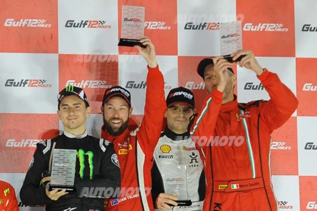 Lorenzo vince la 12 Ore del Golfo su Ferrari: campione anche sulle quattro ruote (4)