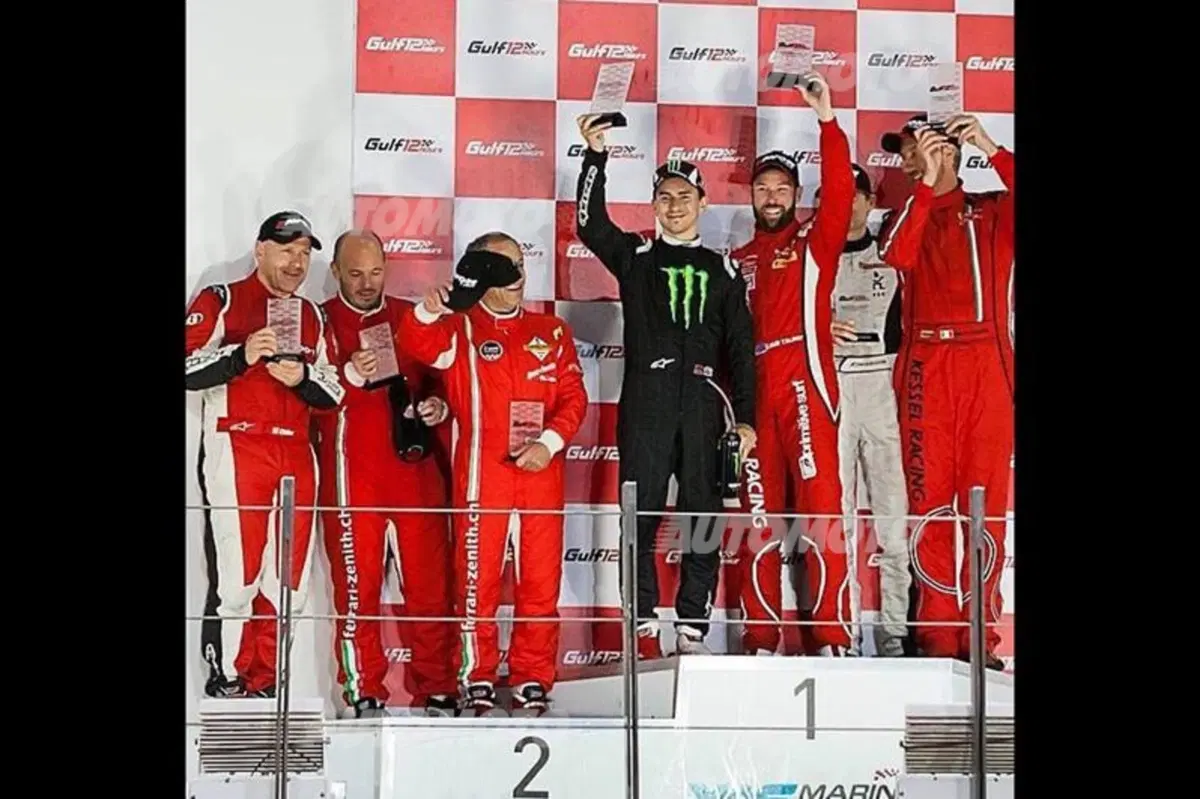Lorenzo vince la 12 Ore del Golfo su Ferrari: campione anche sulle quattro ruote (5)