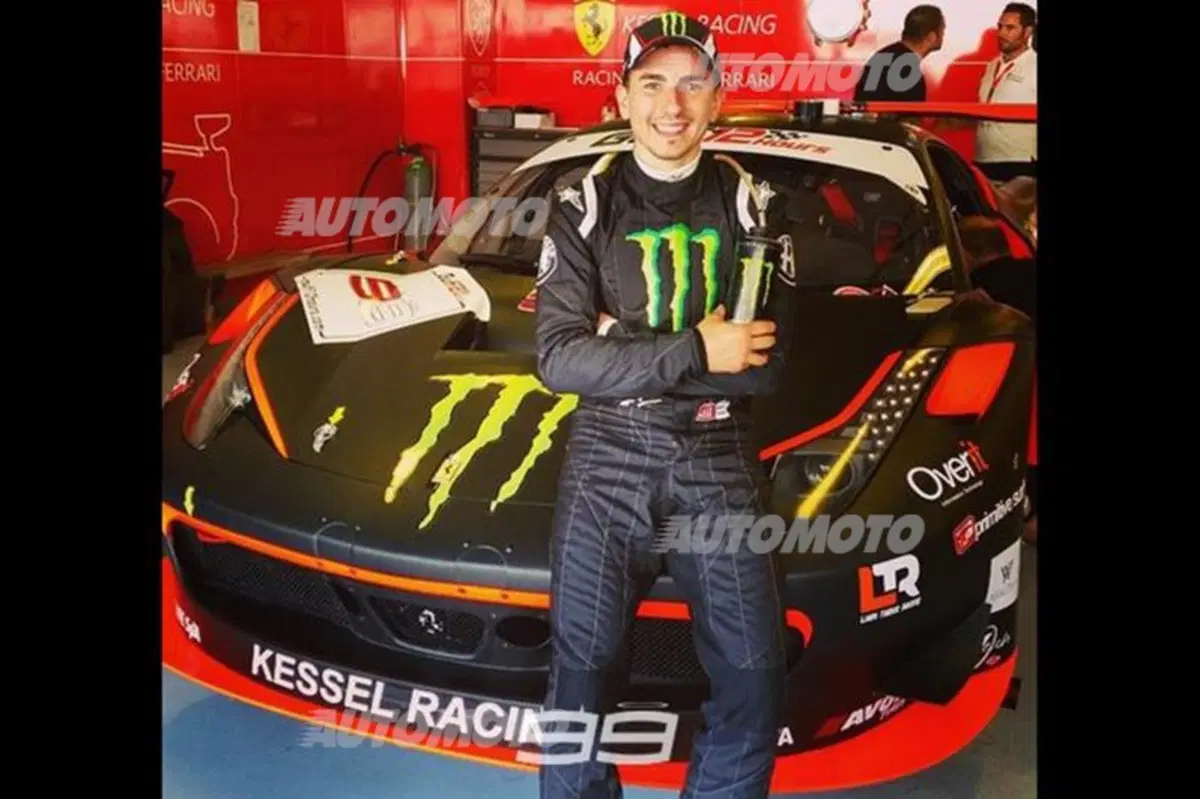 Lorenzo vince la 12 Ore del Golfo su Ferrari: campione anche sulle quattro ruote (7)