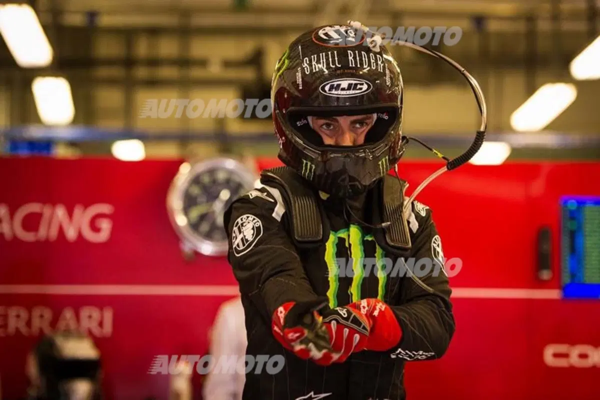 Lorenzo vince la 12 Ore del Golfo su Ferrari: campione anche sulle quattro ruote (8)